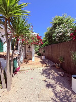 Property grounds - Family vacation in the most beautiful corner of Mallorca (Cala Mendia)