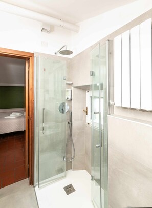 Shower, hair dryer, bidet, towels - Topazio studio flat with valley view (Spello)