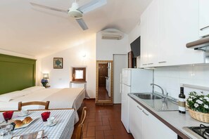 冷蔵庫、オーブン、調理器具と食器