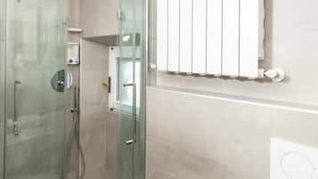 Doccia, asciugacapelli, bidet, asciugamani