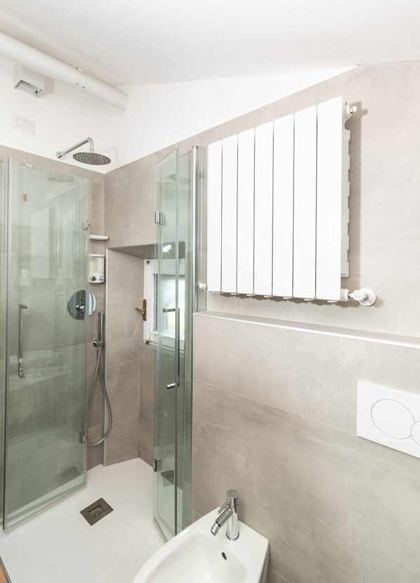 Shower, hair dryer, bidet, towels - Topazio studio flat with valley view (Spello)