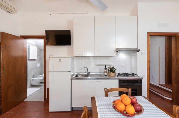 Fridge, oven, cookware/dishes/utensils
