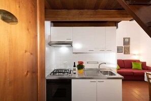 Jääkaappi, uuni, keittoastiat/astiat/ruokailuvälineet, ruokailupöytä