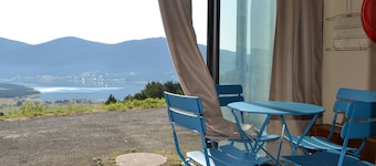 2-room apartment in Les Angles, lakefront