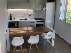 House, 2 Queen Beds | Private kitchen | Fridge, microwave, oven, stovetop - Modern Apartment 10mins From the Beach, Kefalonia (Kefalonia)