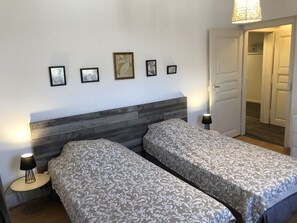 3 chambres, fer et planche à repasser, lit parapluie, Wi-Fi gratuit