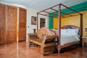 Desk, laptop workspace, free WiFi, bed sheets - Villa Himala Bali (Seminyak)