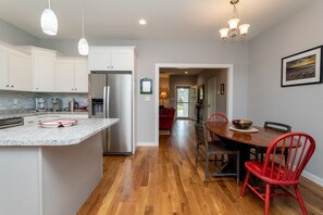 Fridge, microwave, oven, stovetop - The Hidden Gem | A Luxury Mountain Getaway (Weaverville)