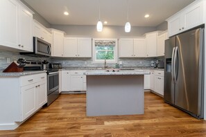 Fridge, microwave, oven, stovetop - The Hidden Gem | A Luxury Mountain Getaway (Weaverville)