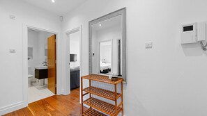 2 bedrooms, iron/ironing board, free WiFi - Comfy 2 Bedroom & 1 Bathroom Flat (Ealing)