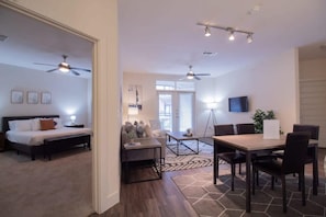 2 habitaciones, escritorio, tabla de planchar con plancha y wifi