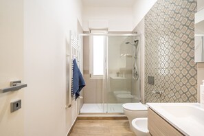 Douche, sèche-cheveux, bidet, serviettes fournies
