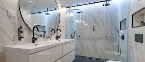 Badekar, hårføner og håndklær