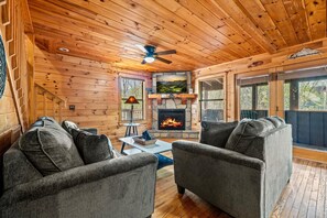 Smart TV, fireplace - Goldilocks' Honey Pot: Near Dollywood! Family- & Group- Friendly (Pigeon Forge)