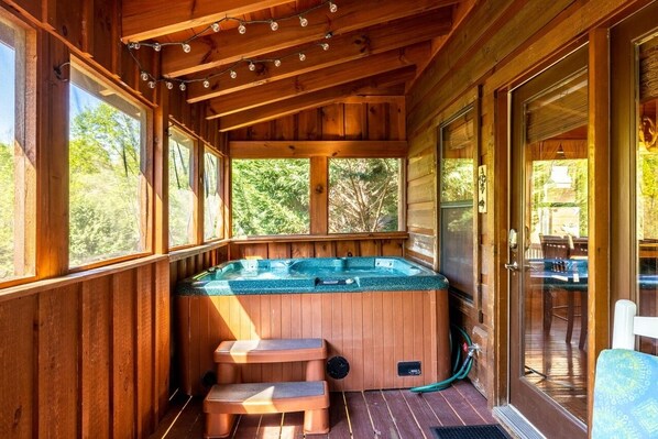 Indoor spa tub - Goldilocks' Honey Pot: Near Dollywood! Family- & Group- Friendly (Pigeon Forge)
