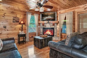 Smart TV, fireplace - Goldilocks' Honey Pot: Near Dollywood! Family- & Group- Friendly (Pigeon Forge)