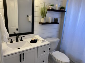 Duschwanne, Handtücher, Seife, Shampoo