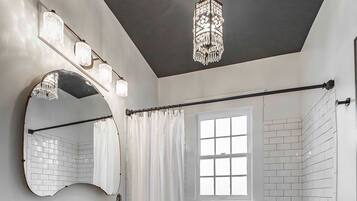 Ensemble douche/baignoire, sèche-cheveux, serviettes fournies, savon