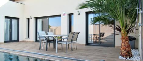 Una piscina al aire libre, una piscina climatizada