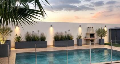 LUMINIA - VILLA DU SUD ☀️
COMPTEMPORAIRE
PISCINE & CONFORT PLUS 3 COUCHAGES
.