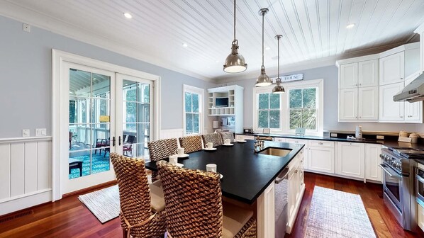 冷蔵庫、電子レンジ、オーブン、コンロ