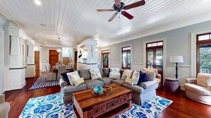 スマートテレビ、暖炉、DVD プレーヤー