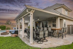 Outdoor dining - SVS: Happy Oasis 4BD Home | Private Pool, Theater & BBQ | Henderson Oasis (Henderson)