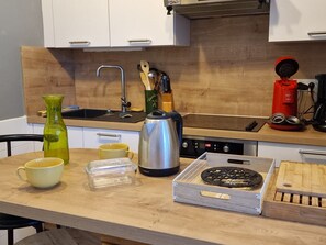 Geladeira, micro-ondas, fogão, cooktop