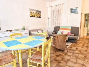 Dining - Banyuls: T3 Apartment with Terrace, Parking, 6 People (Banyuls-sur-Mer)