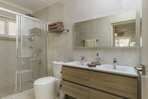 Sèche-cheveux, serviettes fournies, savon, shampoing