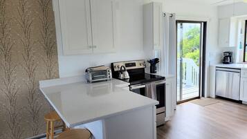 Coffee/tea maker, fridge, microwave, oven