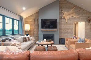 Smart TV, fireplace