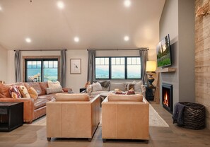 TV connectée, cheminée, livres