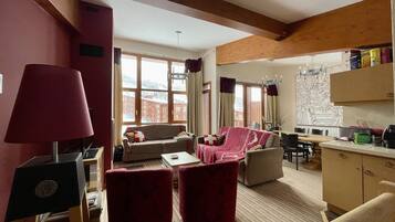 Télévision, cheminée, livres