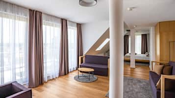 Minibar, coffres-forts dans les chambres, bureau