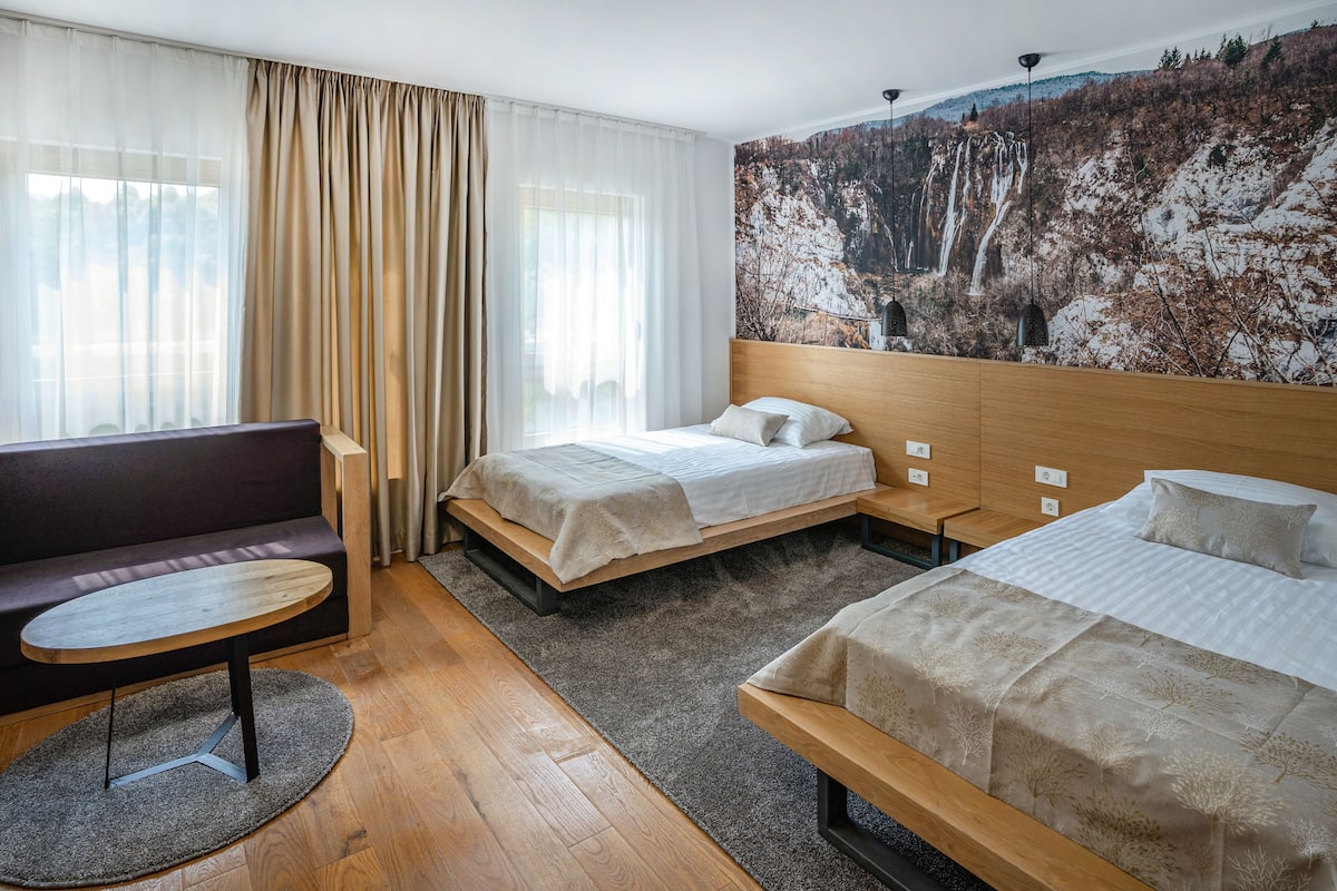 Family room disability access | 1 slaapkamer, een minibar, een kluis op de kamer, een bureau