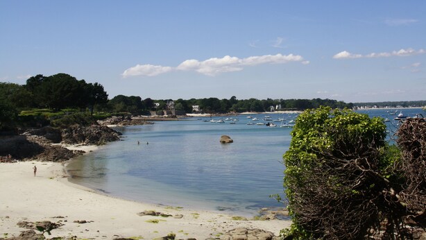 A coastal beach with clear waters, boats, and a sandy shore. - ❤️ New! Luxury apartment with sea view in the heart of downtown (Concarneau)