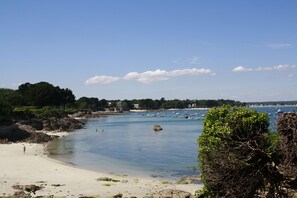 A coastal beach with clear waters, boats, and a sandy shore. - ❤️ New! Luxury apartment with sea view in the heart of downtown (Concarneau)