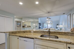 Frigorifero, microonde, piano cottura, lavastoviglie