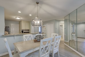 Dining - Sunset Rentals | Colonnade Club 146 (Hilton Head Island)