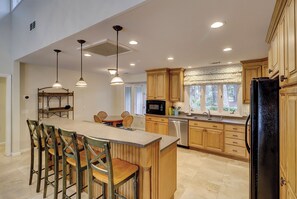 Kjøleskap, mikrobølgeovn, kokeplater og oppvaskmaskin