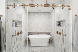 Badewanne, Haartrockner, Handtücher, Seife