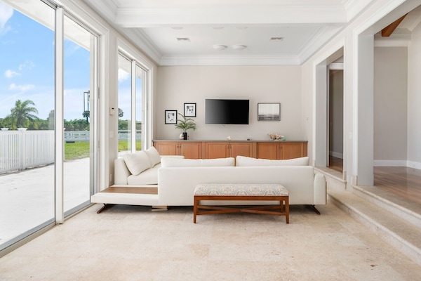 Een smart-tv, boeken en een stereo