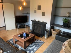House | Living room | 30-inch TV with digital channels, fireplace