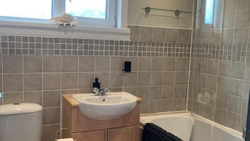 Rumah | Kamar mandi | Kombinasi shower/bathtub, bathtub besar, pengering rambut, dan handuk