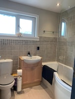 Un baño con inodoro, lavabo y bañera.
