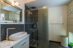 Dusche, Haartrockner, Handtücher