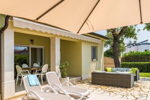 Outdoor dining - Villa Due Delfini in Sosici (Sosici)