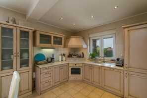 Fridge, microwave, oven, stovetop - Villa Due Delfini in Sosici (Sosici)