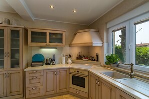 Kühlschrank, Mikrowelle, Ofen, Herdplatte